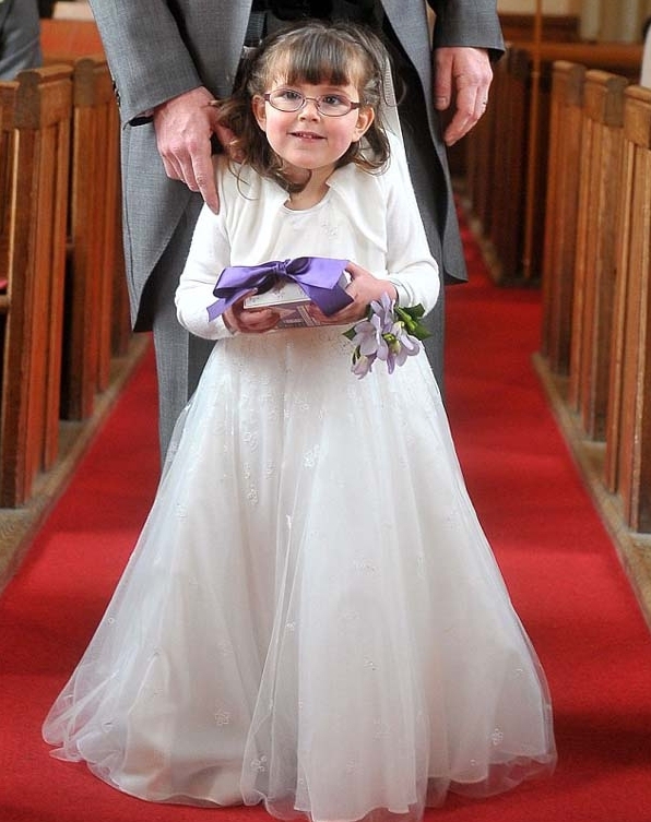 4-летняя парализованная девочка смогла проводить невесту к алтарю 
