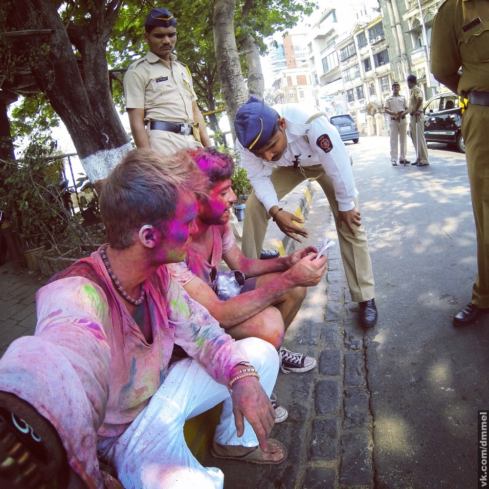 Как отмечают Холи в Мумбае