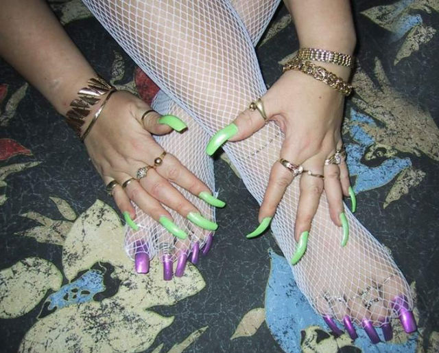 Девушки с длинными ногтями
