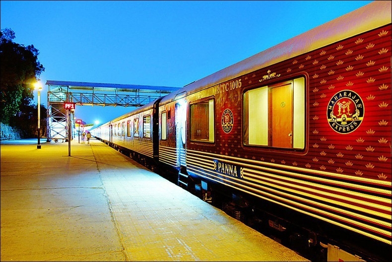 Интерьер на шпалах: Поезд в Индии.