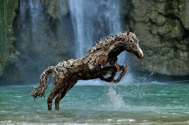 Скачущие лошади из древесины 