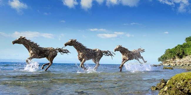 Скачущие лошади из древесины 