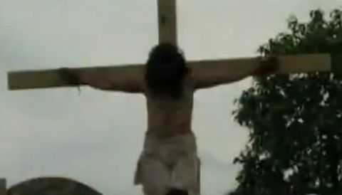 Полицейские приказали "Иисусу" спуститься с креста