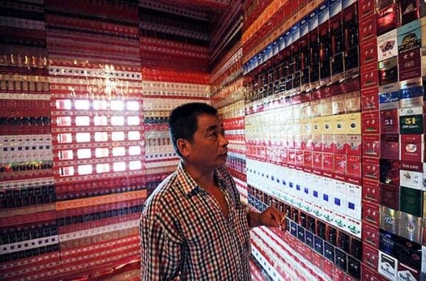  Ванг Гохуа коллекционирует сигаретные пачки