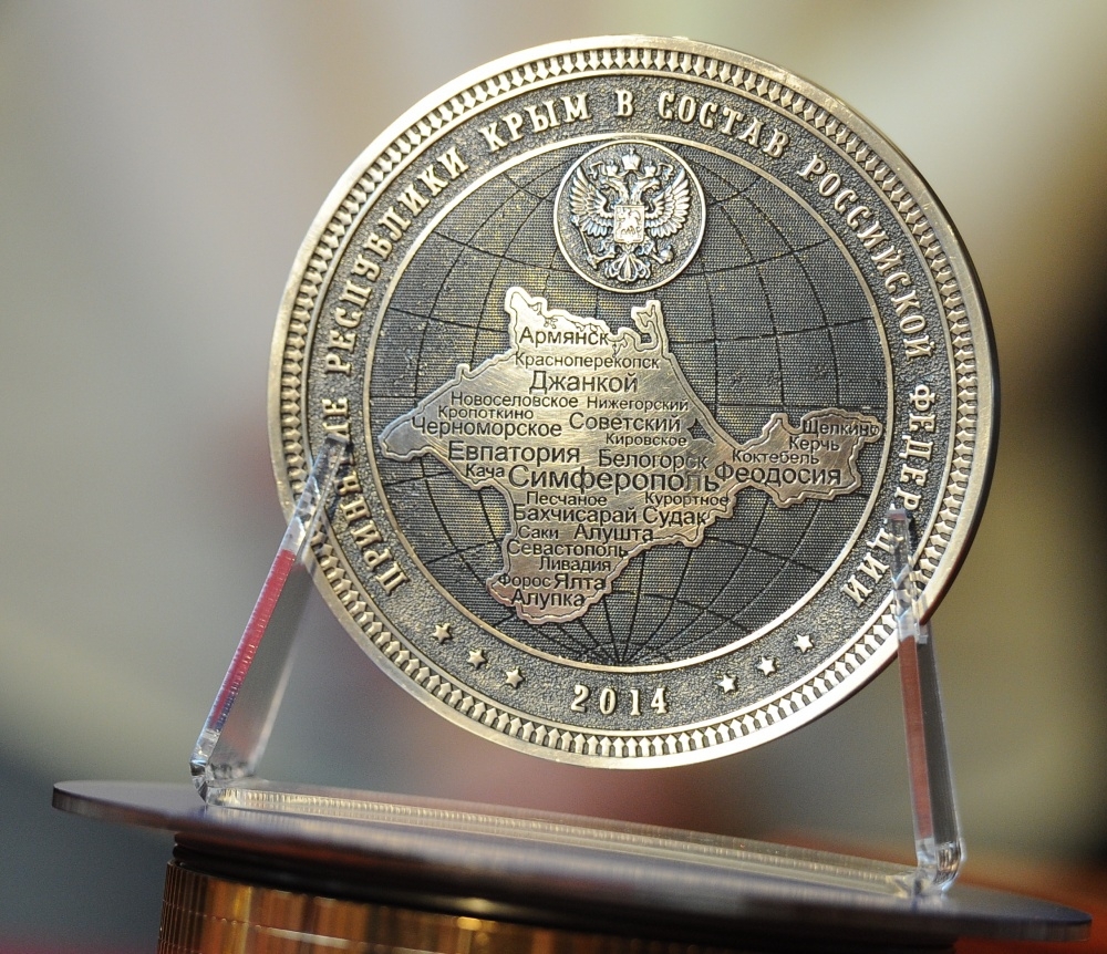 Мастера изготовили монеты в честь присоединения Крыма к России