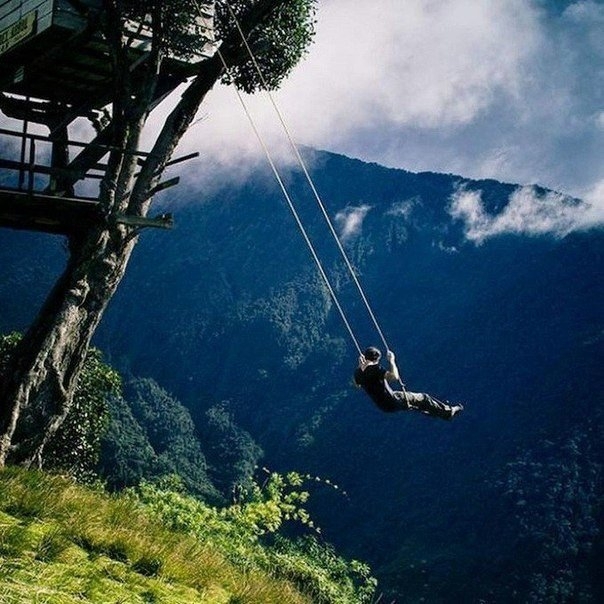 Качели в Баньос, Эквадор, которые раскачиваются на высоте 2660 метров