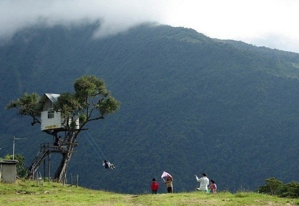 Качели в Баньос, Эквадор, которые раскачиваются на высоте 2660 метров