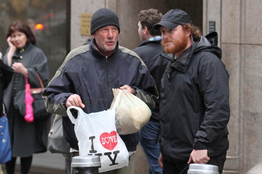 Туристка в Нью-Йорке приняла Ричарда Гира за бездомного.