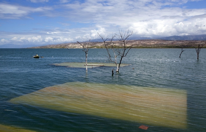 Затопленные озером Азуей дома города Джимани, Доминикана