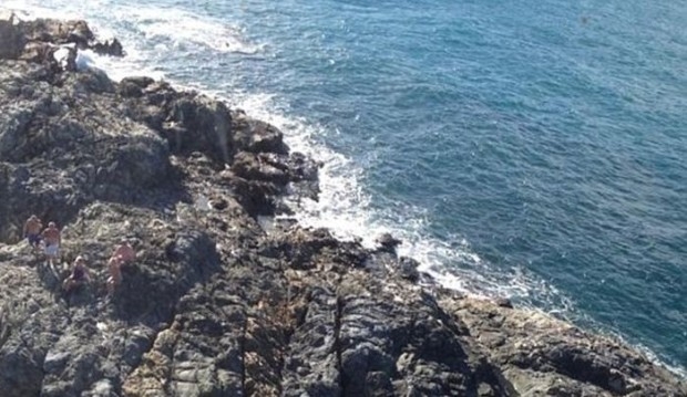 Застрявших на необитаемом острове туристов спас вытоптанный SOS