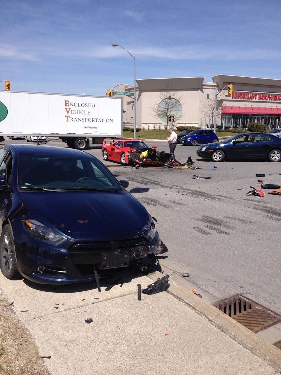 В Канаде в аварию попал спорткар Ferrari F40