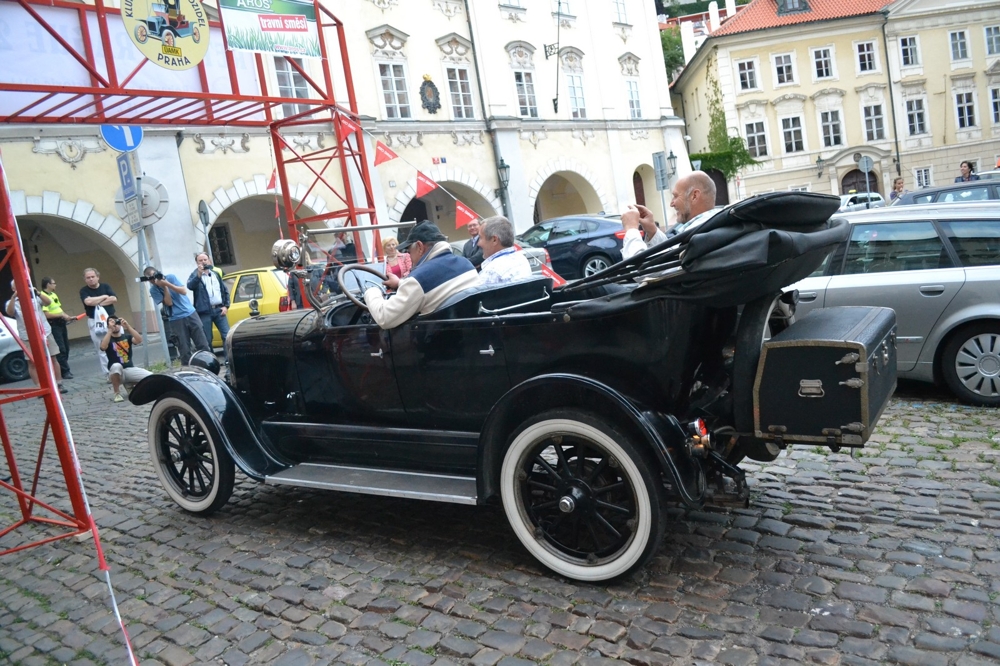 Как я попал на ретро пробег автомобилей в Праге.