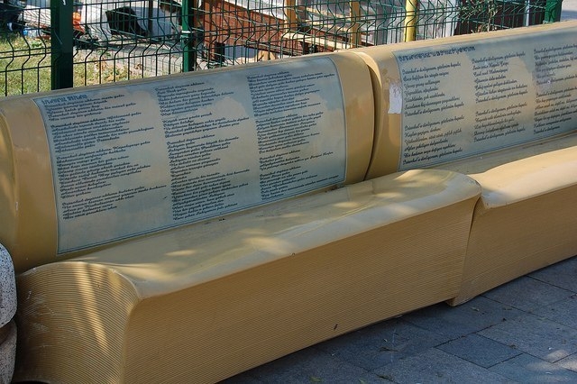 Интересная идея. Необычные скамейки в Стамбуле оформлены в виде книг.