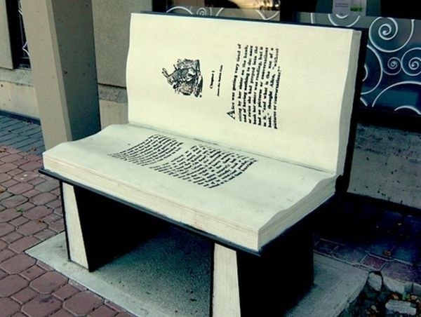 Интересная идея. Необычные скамейки в Стамбуле оформлены в виде книг.
