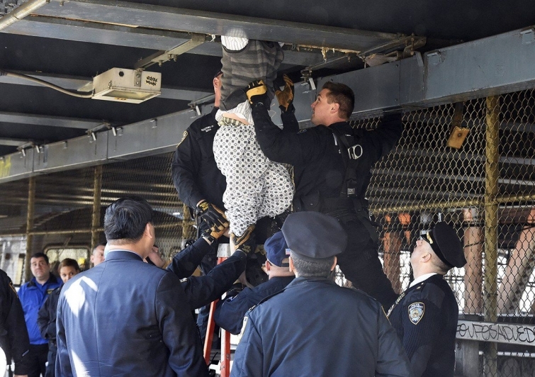 Находка полицейских в Манхэттенском мосту 