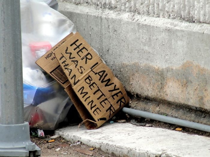 Бездомные и их нетривиальные таблички