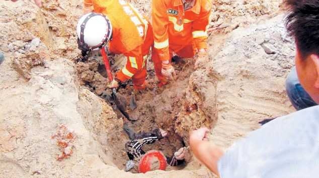 Шлем спас женщину, похороненную заживо под тоннами песка