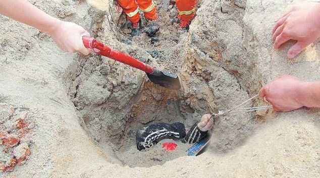 Шлем спас женщину, похороненную заживо под тоннами песка