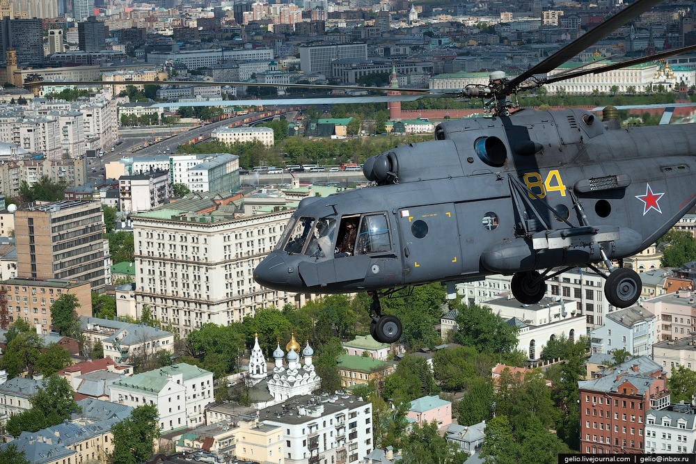 Тренировочный военный полет над центром Москвы