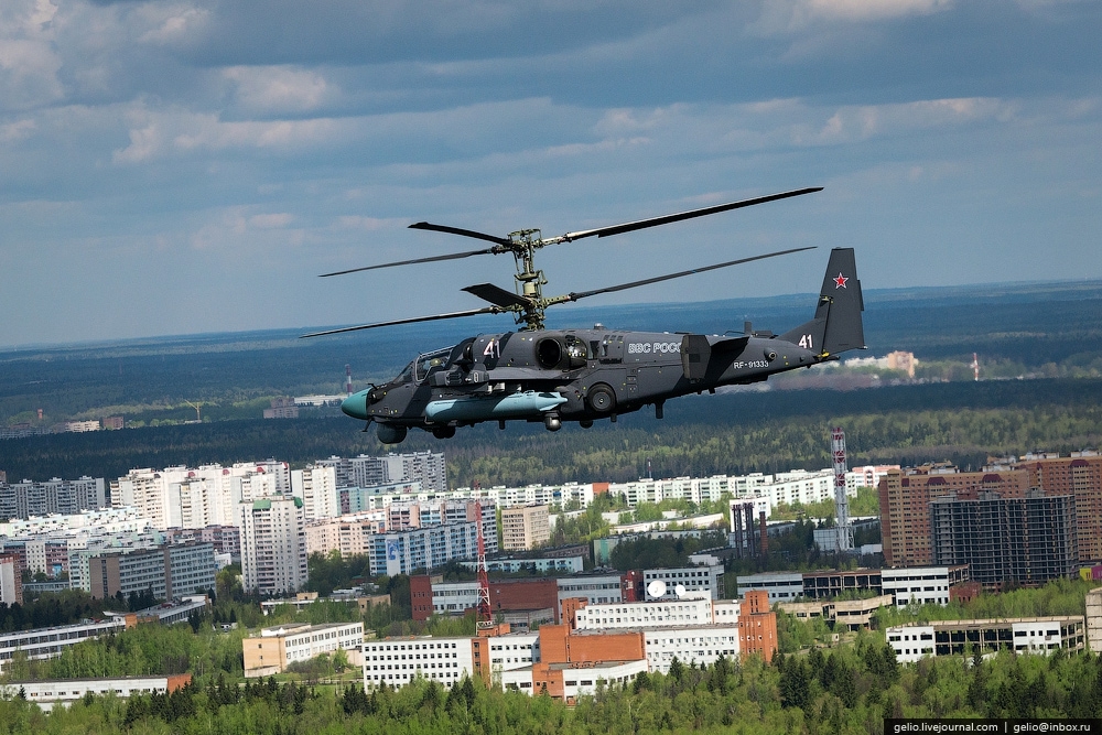 Тренировочный военный полет над центром Москвы