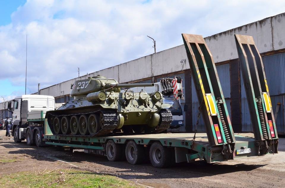 В Луганске сняли с постамента Т-34-85 и завели