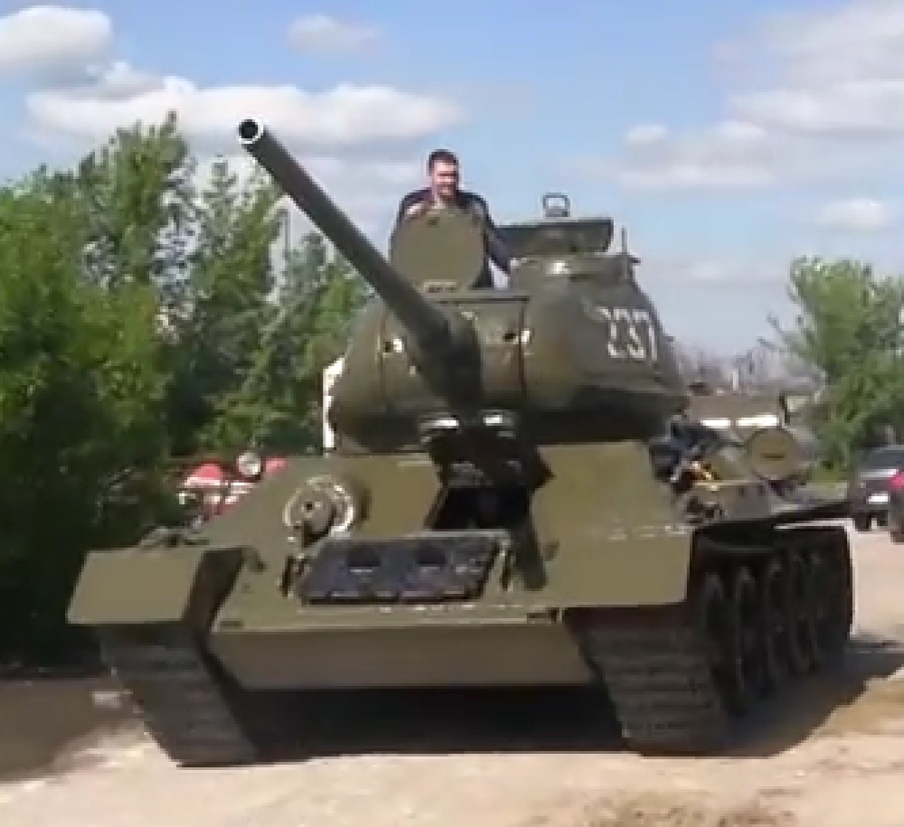 В Луганске отремонтировали и запустили танк Т-34  
