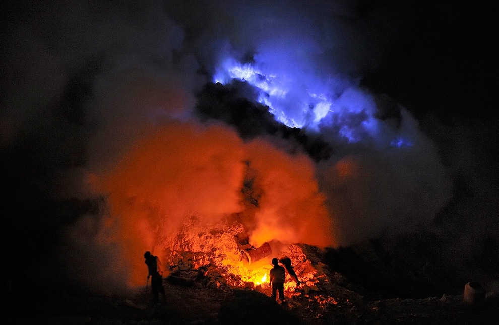 Не "пыльная" работёнка - добыча серы в вулкане