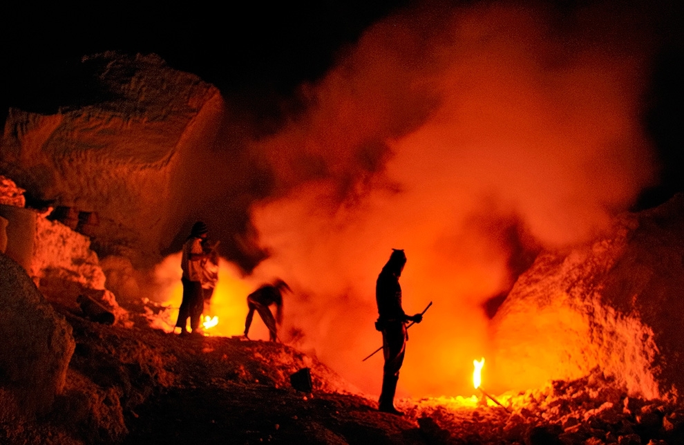 Не "пыльная" работёнка - добыча серы в вулкане