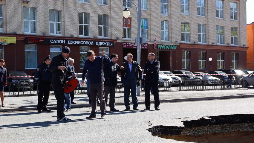 В Тюмени прямо посреди дороги образовалась гигантская яма