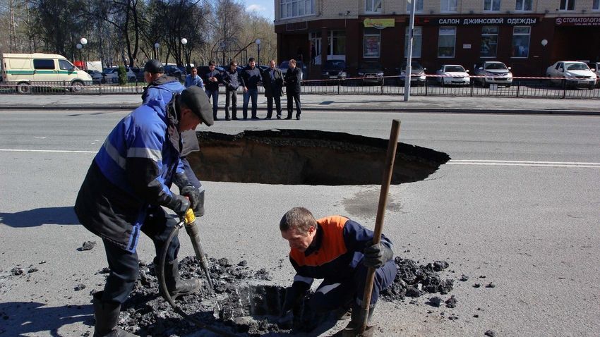 В Тюмени прямо посреди дороги образовалась гигантская яма