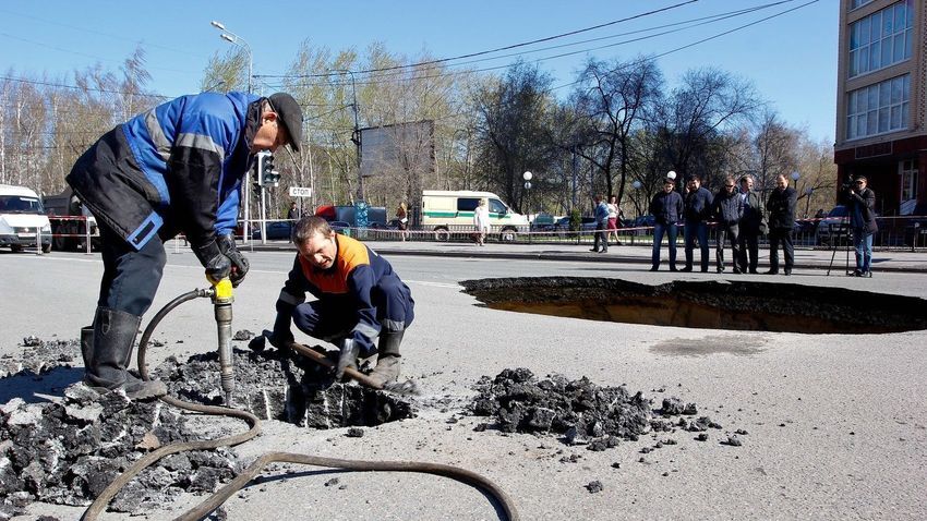 В Тюмени прямо посреди дороги образовалась гигантская яма