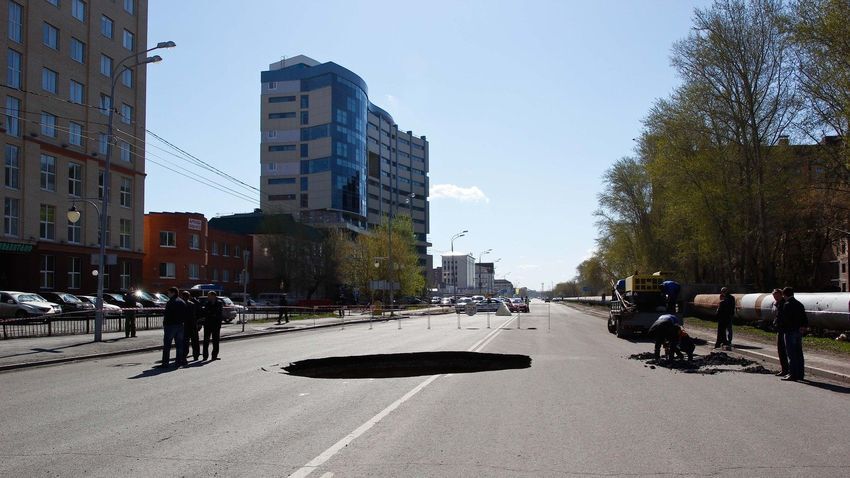 В Тюмени прямо посреди дороги образовалась гигантская яма