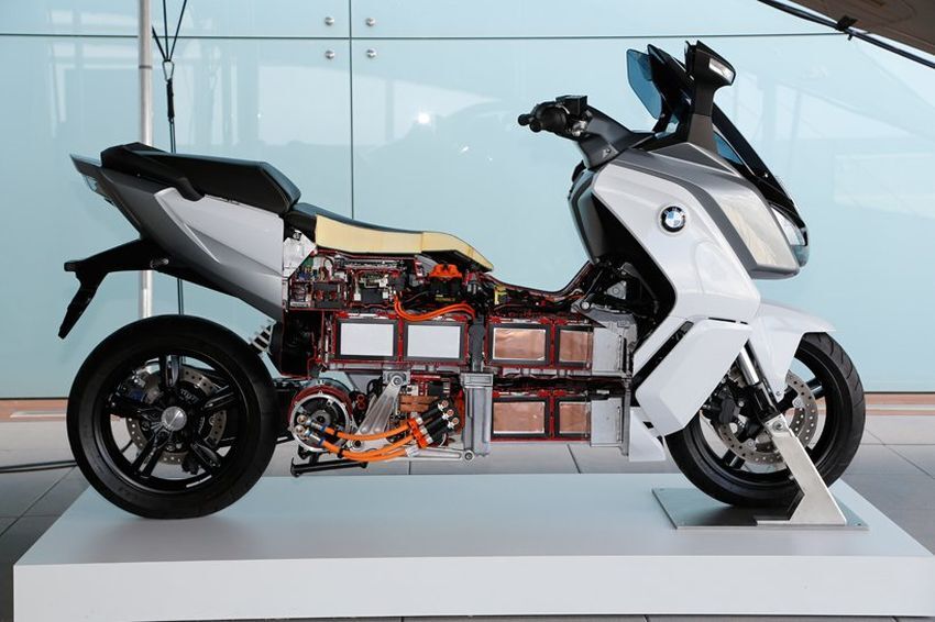 Компания BMW начала производство мотоцикла C Evolution