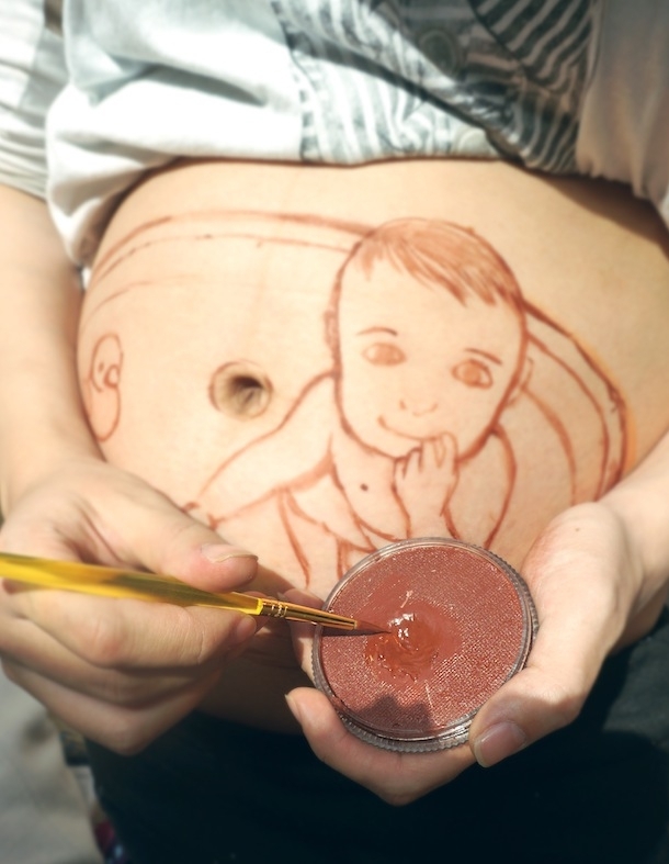 Будущая мама рисует на животе восхитительные картины с участием своего