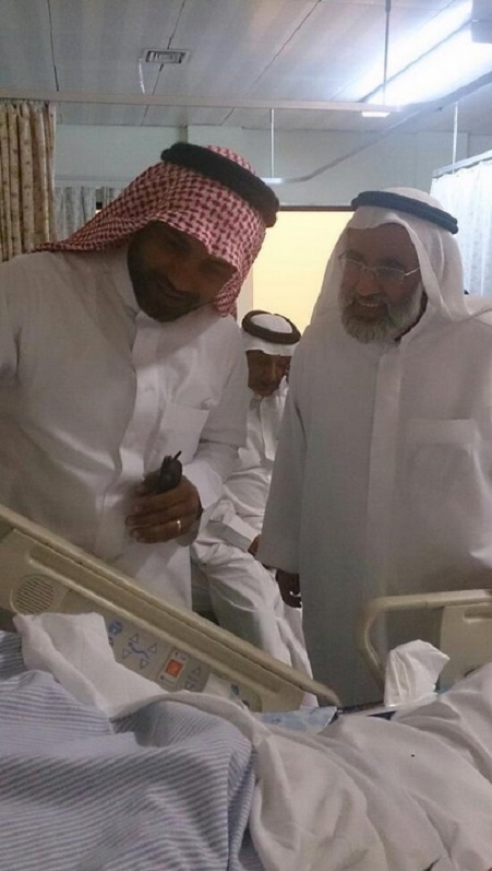 Саудовский парень принимает толпы посетителей в больнице. 