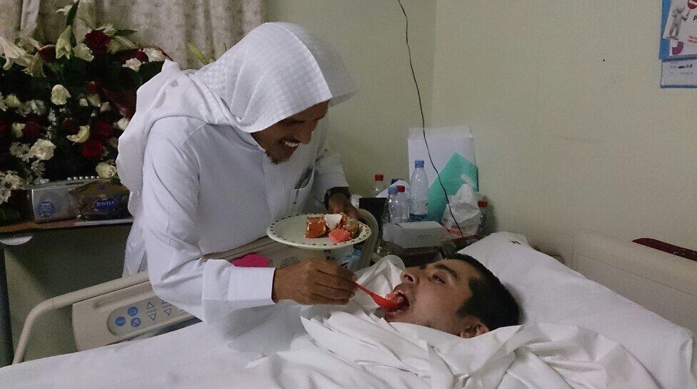 Саудовский парень принимает толпы посетителей в больнице. 