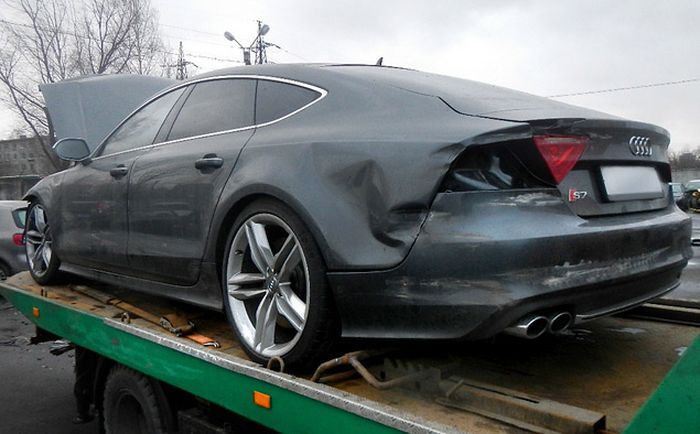 Двенадцать автомобильных аварий с ущербом на шестизначные суммы