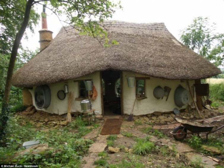 Британский фермер построил эко-дом за 252 доллара
