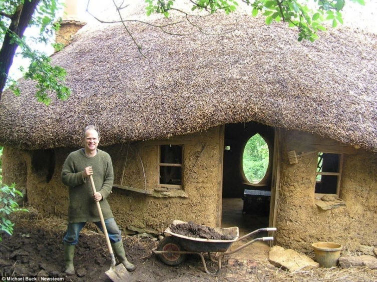 Британский фермер построил эко-дом за 252 доллара
