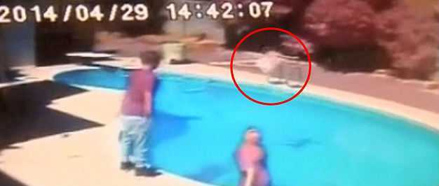 Отец бросил двухлетнюю дочь в бассейн, чтобы преподать ей урок