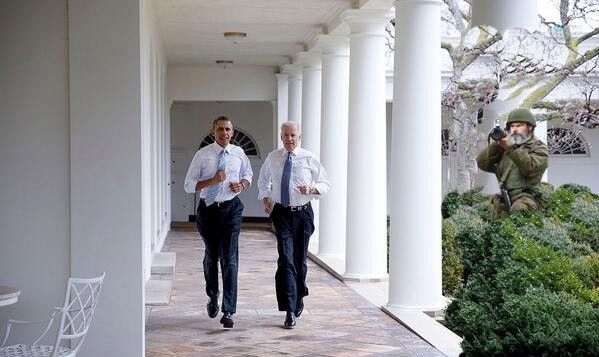 Фотожабы на пробежку Обамы и Байдена по Белому Дому