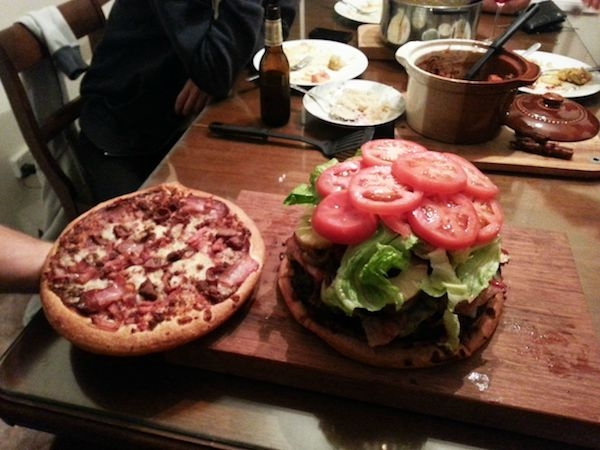 Огромный пицца-бургер