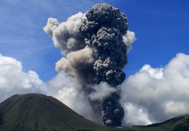 Вулкан Шивелуч на Камчатке выбросил десятикилометровый столб пепла