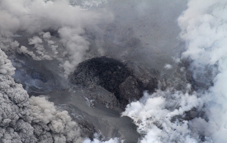 Вулкан Шивелуч на Камчатке выбросил десятикилометровый столб пепла