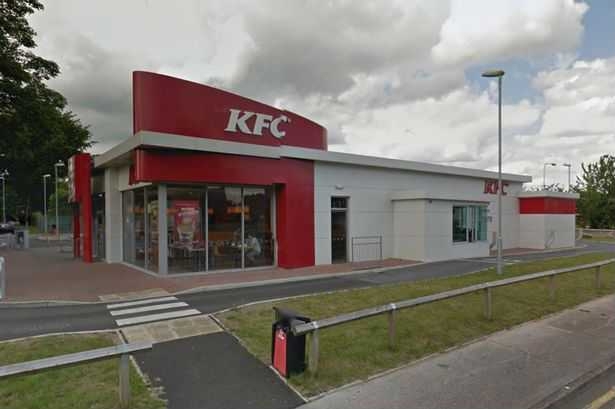 Работник KFC отомстил клиенткам, добавив в их заказ лобковых волос