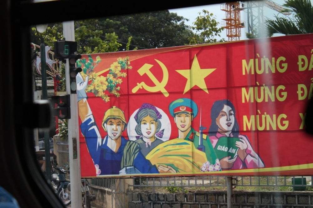 Суровая Вьетнамская реклама и агит-культ... Мы правда такие???