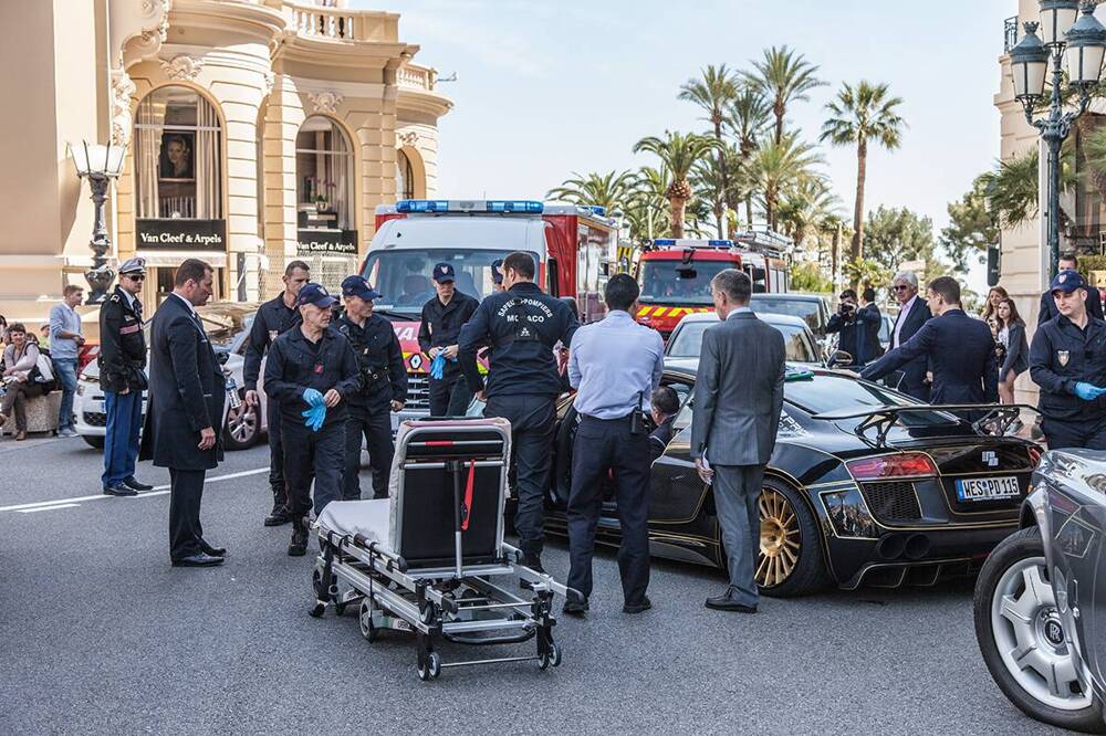 Мужчину пришлось эвакуировать из суперкара Audi R8