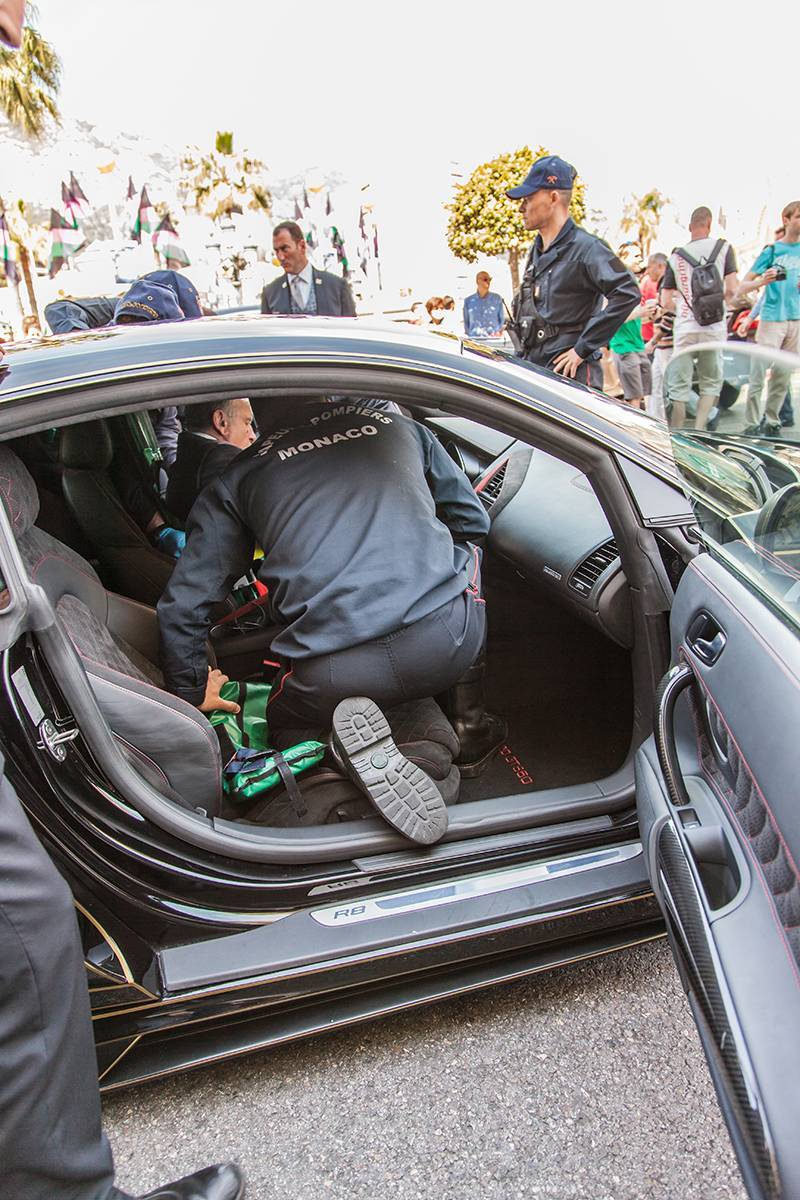Мужчину пришлось эвакуировать из суперкара Audi R8