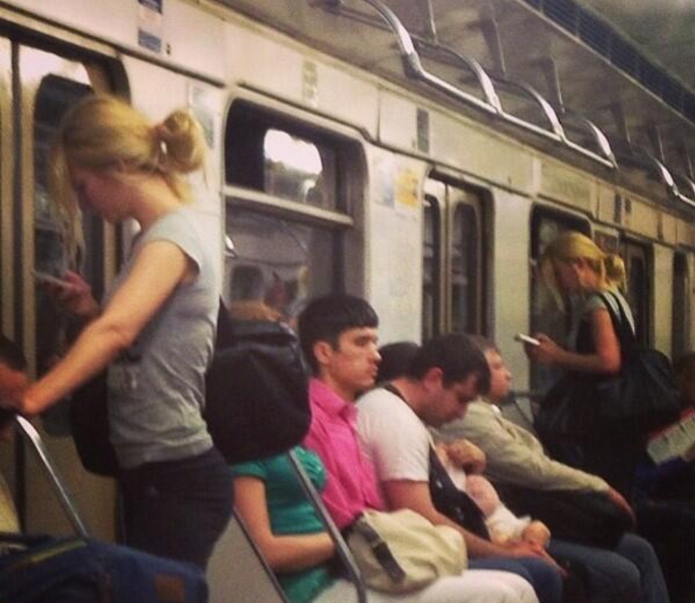 Одинаковые девушки в метро