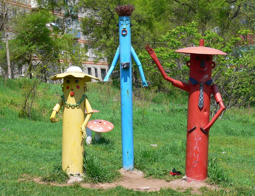 Разноцветные трубы на детской площадке